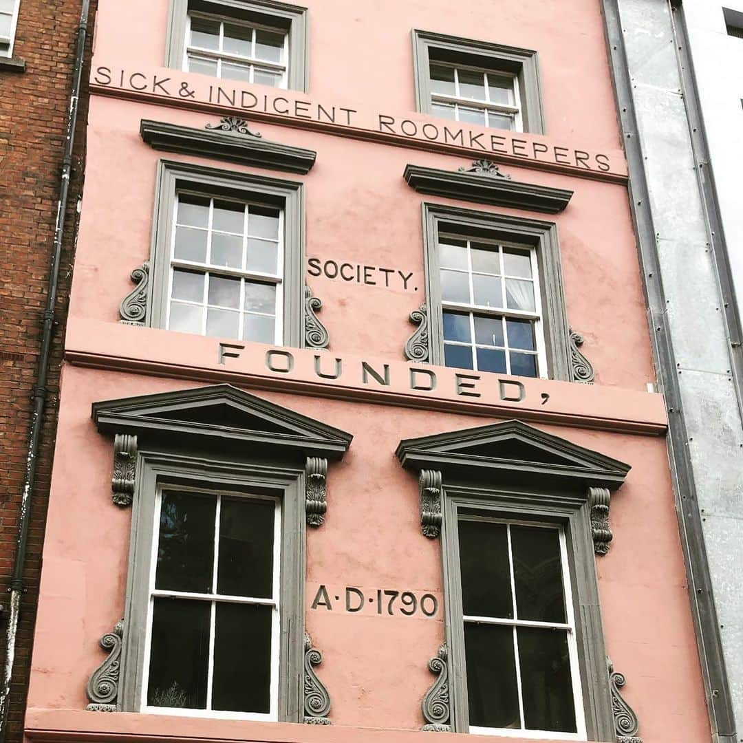 ダン・ブカティンスキーさんのインスタグラム写真 - (ダン・ブカティンスキーInstagram)「Cheery color, no?  For this historical building with charitable roots ... #Dublin」6月16日 1時04分 - danbucatinsky