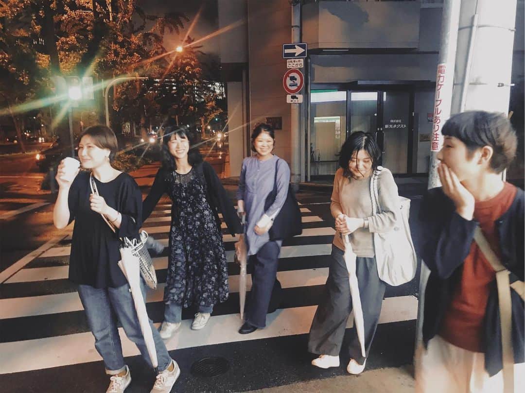 naoko tawaraのインスタグラム：「もっちゃんお帰りの会。 graf女子たちと晴れの花へ。 もう笑いすぎてほっぺた痛い。 退職してからも、こうやって集まれるのはほんとにありがたく嬉しいこと。 みんな全然かわってなくて、懐かしい感じもないからずーっとこんな感じでいたいなぁと思います。 あー楽しかった〜また集まりたい #grafstaff」