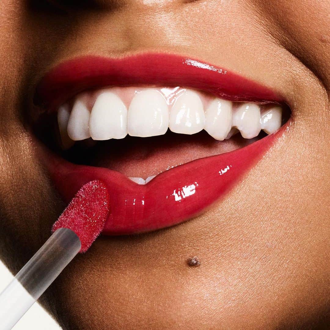 Revlonさんのインスタグラム写真 - (RevlonInstagram)「Ch-ch-cherry bomb 🍒 . Our #SuperLustrous Gloss has a super plush applicator and reservoir to unleash the perfect amount of product. Seen here in Fatal Apple.  #lipgloss #shine #beauty」6月16日 1時10分 - revlon