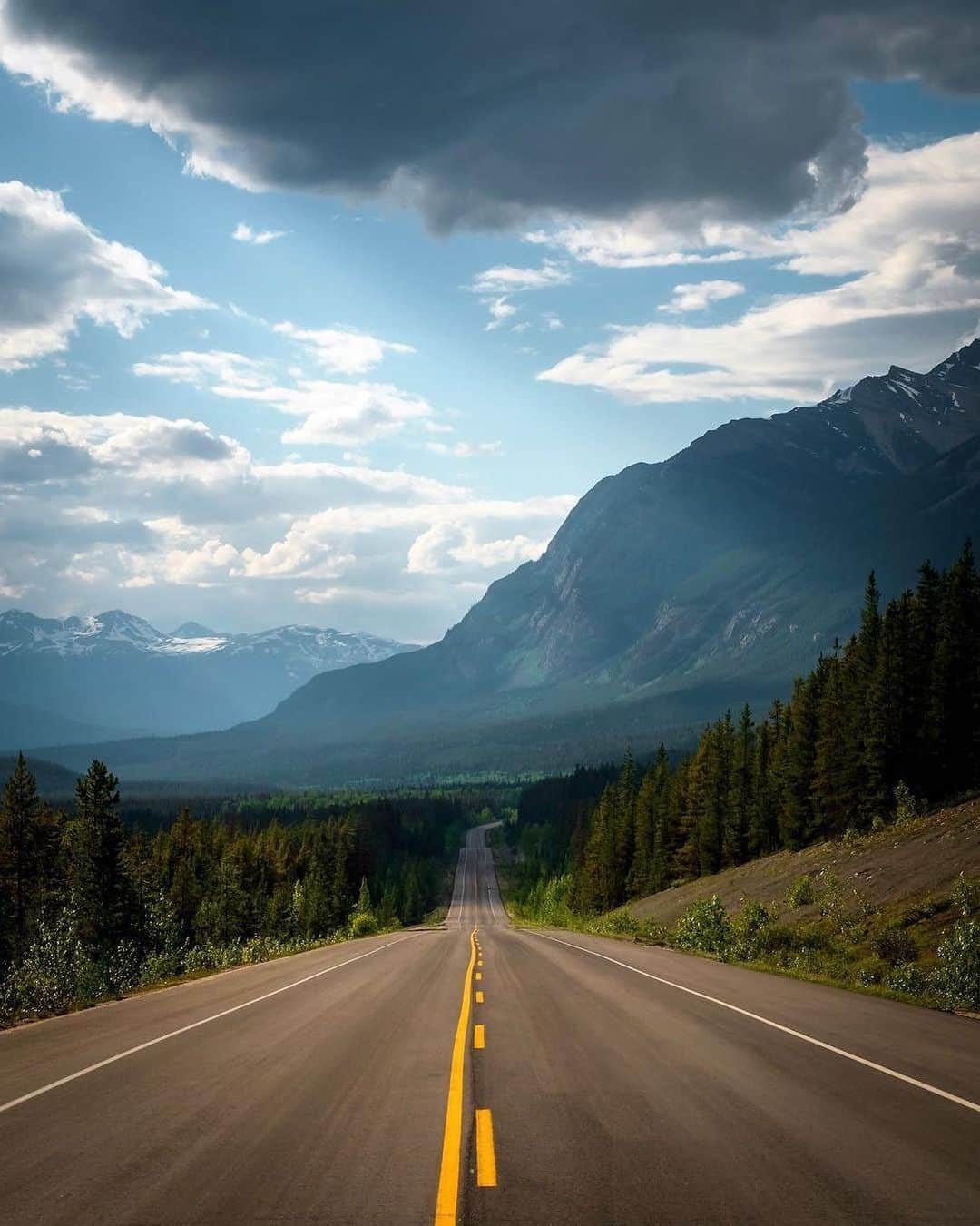 Explore Canadaさんのインスタグラム写真 - (Explore CanadaInstagram)「Road trip goals! Highway 93 in Alberta, better known as the Icefields Parkway, is one of the world’s most scenic drives. This 232 kilometre (144 mile) long stretch of road connects Jasper National Park to Lake Louise. Some of the scenic stops along the way include: Athabasca Falls, Bow summit lookout over Peyto Lake, Sunwapta Falls, the Athabasca glacier and the newly built Skywalk which looks out over the Columbia Icefield. Plan to spend at least one whole day taking in the sights from start to finish! #ExploreCanada 📷: @motherpixels 📍: @TravelAlberta, @tourismjasper, @banff_lakelouise @ParksCanada . #explorealberta #parkscanada #mybanff #myjasper #roadtrip #banff #icefieldparkway #jasper .」6月16日 1時14分 - explorecanada