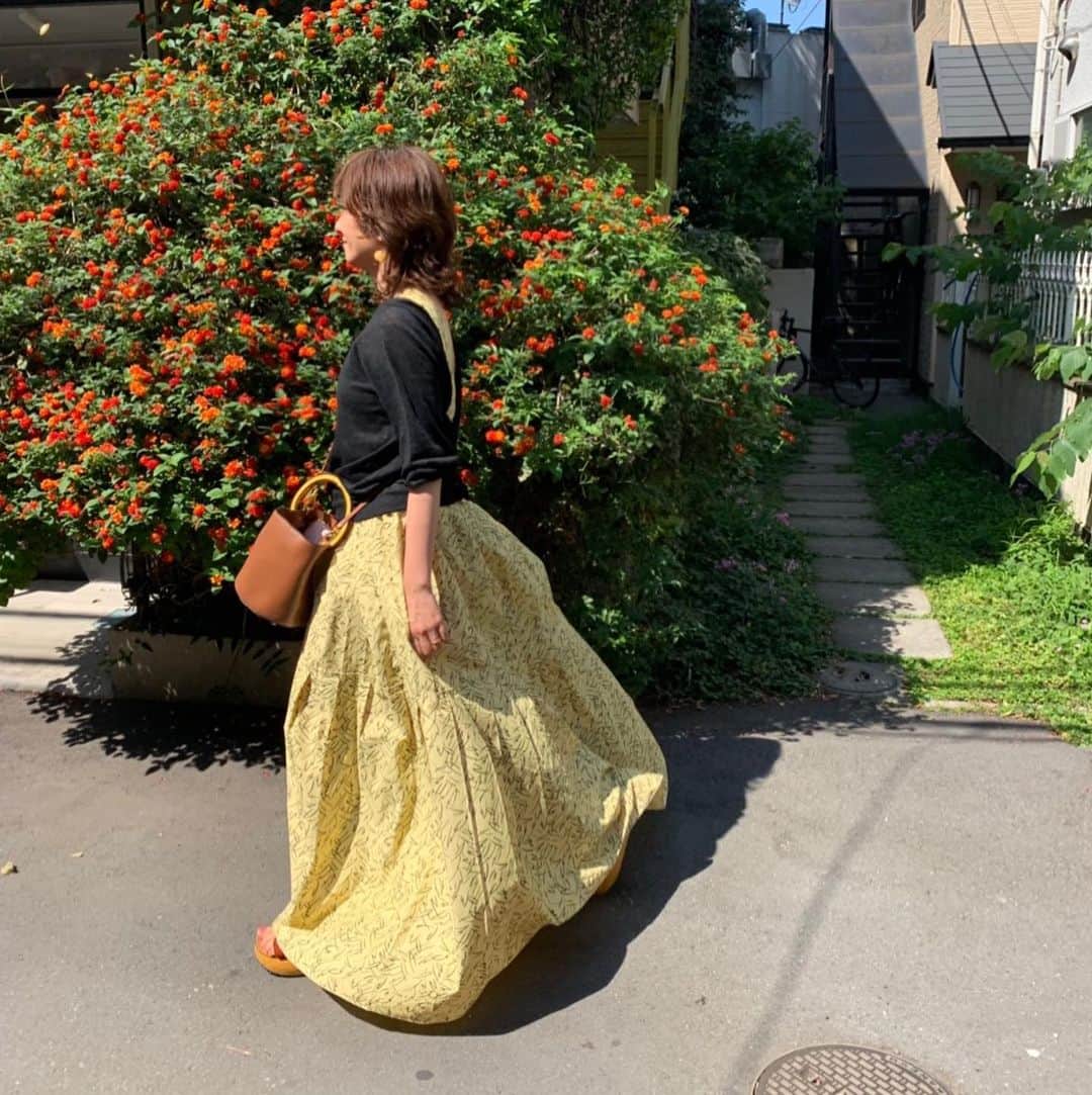 風間ゆみえのインスタグラム：「ようやくお直しから上がってきた @plan_c_official のイエローのお気に入りドレスに、 @la_marine_francaise_official の少し透け感のあるドライな素材感の夏カーディガンを、ボタンをとめて後ろ前に着て背中の開いたプルオーバーのように着ていたら、( 背のタグは外してます^_^ ) この日はマリンフランセーズにお買い物に来てくれた友人と待ち合わせて代官山店にいたのだけど、スタッフにカーディガンがマリンのものだと気づかれなかった😂 着こなし方でも印象はがらりと変わりますね‼︎ #yumie_k_style」