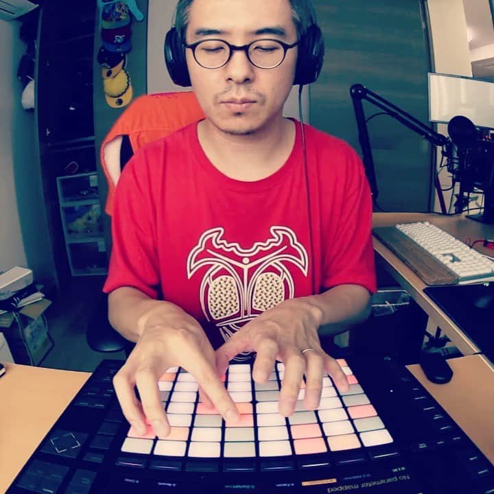 瀬戸弘司のインスタグラム：「Misty | Ableton Push 2 Piano  ミスティをパッドで弾いてみました。 いい曲ですよね。  ピアノで弾ける気はしませんが、パッドなら気合いで弾けます。  YouTubeにフルバージョンアップしてます。  #ableton #jazz #push2 #abletonpush2」