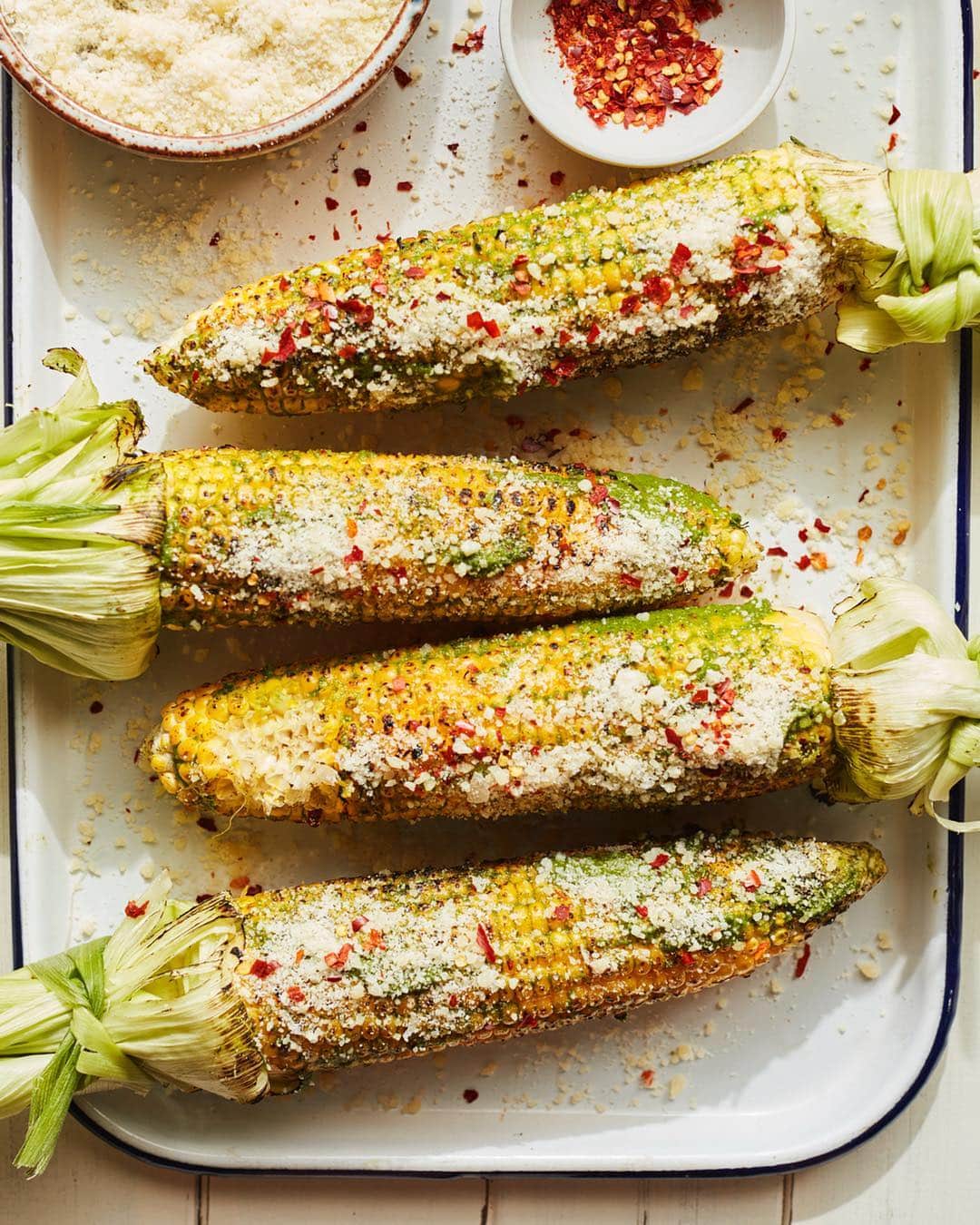Gaby Dalkinさんのインスタグラム写真 - (Gaby DalkinInstagram)「Grilled Corn never looked so good!! Slathered in basil vinaigrette and sprinkled with tons of parmesan cheese and red pepper flakes... it’s really the only way to do corn this summer and it’s on the blog for this weekend! 🌽🌽」6月16日 1時27分 - whatsgabycookin