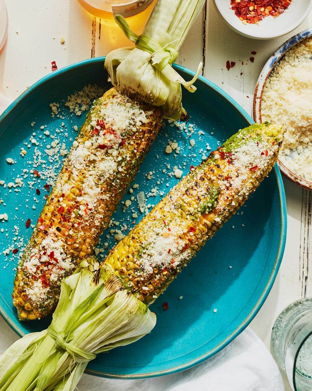 Gaby Dalkinさんのインスタグラム写真 - (Gaby DalkinInstagram)「Grilled Corn never looked so good!! Slathered in basil vinaigrette and sprinkled with tons of parmesan cheese and red pepper flakes... it’s really the only way to do corn this summer and it’s on the blog for this weekend! 🌽🌽」6月16日 1時27分 - whatsgabycookin
