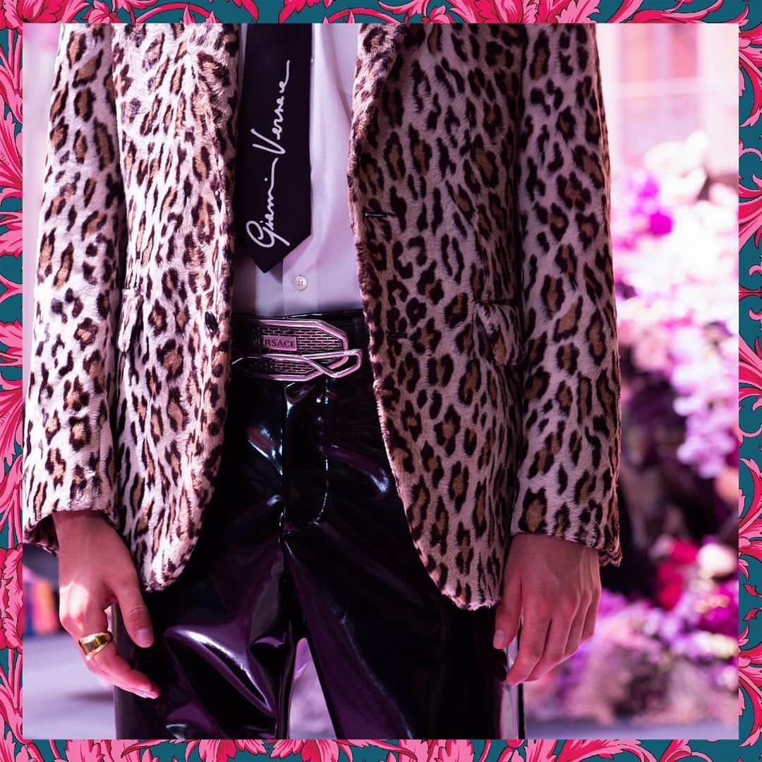ジャンニヴェルサーチさんのインスタグラム写真 - (ジャンニヴェルサーチInstagram)「House codes, bold prints, and ironic nuances are combined with new tailoring fabrics and silhouettes in signature Versace style. A soft, animalier suit is paired with a new Gianni Versace signature logo, a car-inspired belt and vinyl pants. #VersaceSS20 #MFW」6月16日 1時29分 - versace