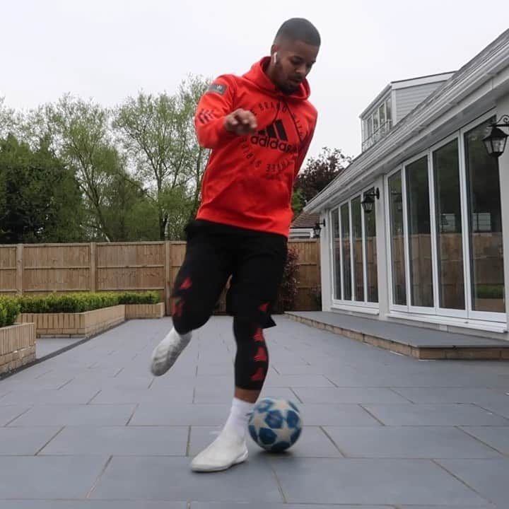 F2Freestylersのインスタグラム：「Vibing with the ball...wait for the new move at the end 🤪🎶⚽️」