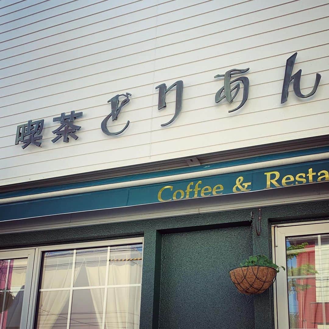 真崎ゆかさんのインスタグラム写真 - (真崎ゆかInstagram)「また北海道の話ーーー！！ ・ イベントのスタッフさんから根室のご当地グルメを聞いて、食べてきました！ エスカロップ！！ ・ 知ってる？？ 私は初めて知りましたー！！ ・ 炒めたバターライスにトンカツが乗っかっていて、そこにドミグラスソースがかかってるの🍽 ・ トンカツは厚くなくて、わりとさらっと食べられちゃったよ。 バターライスなのがよかった😋 ・ スタッフさんからご紹介いただいた所は、到着したらちょうどランチ営業が終わってしまって、でもなんとか食べたいよねってなって、調べて「喫茶どりあん」さんに辿り着きましたが、店内も落ち着ける喫茶の雰囲気でとってもよかった^_^ ・ 今度はゆっくり自然を感じに根室に行ってみたいな〜と思った🌈 ・ ・ ・ #根室 #根室名物 #初の #エスカロップ #喫茶どりあん #時差投稿ごめんなさい」6月16日 1時35分 - masakiyuka