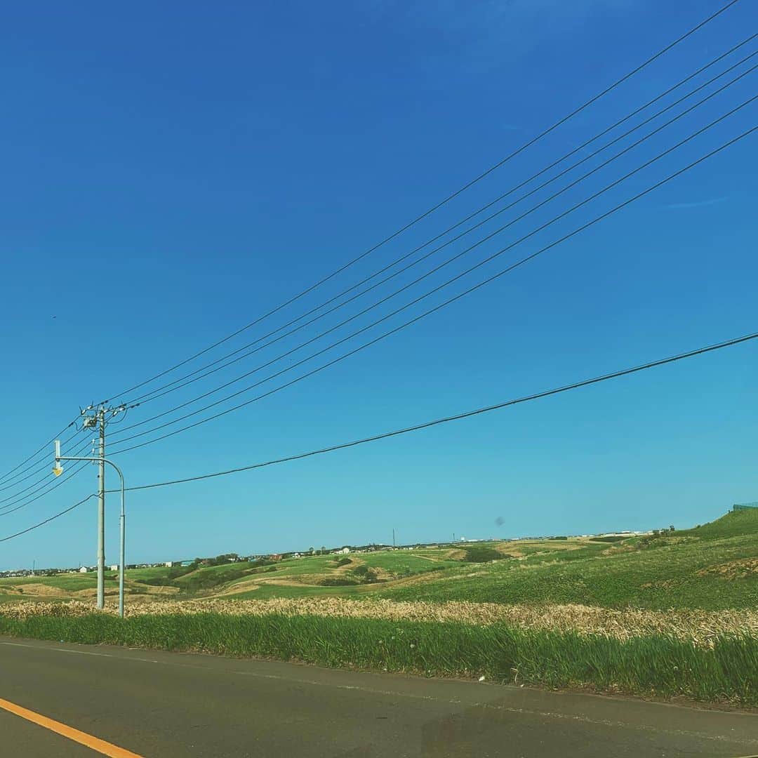 真崎ゆかさんのインスタグラム写真 - (真崎ゆかInstagram)「また北海道の話ーーー！！ ・ イベントのスタッフさんから根室のご当地グルメを聞いて、食べてきました！ エスカロップ！！ ・ 知ってる？？ 私は初めて知りましたー！！ ・ 炒めたバターライスにトンカツが乗っかっていて、そこにドミグラスソースがかかってるの🍽 ・ トンカツは厚くなくて、わりとさらっと食べられちゃったよ。 バターライスなのがよかった😋 ・ スタッフさんからご紹介いただいた所は、到着したらちょうどランチ営業が終わってしまって、でもなんとか食べたいよねってなって、調べて「喫茶どりあん」さんに辿り着きましたが、店内も落ち着ける喫茶の雰囲気でとってもよかった^_^ ・ 今度はゆっくり自然を感じに根室に行ってみたいな〜と思った🌈 ・ ・ ・ #根室 #根室名物 #初の #エスカロップ #喫茶どりあん #時差投稿ごめんなさい」6月16日 1時35分 - masakiyuka