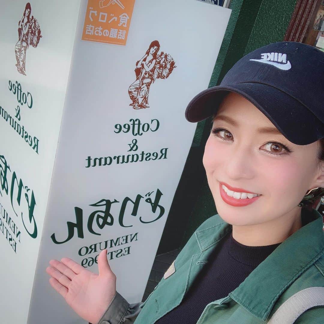 真崎ゆかのインスタグラム：「また北海道の話ーーー！！ ・ イベントのスタッフさんから根室のご当地グルメを聞いて、食べてきました！ エスカロップ！！ ・ 知ってる？？ 私は初めて知りましたー！！ ・ 炒めたバターライスにトンカツが乗っかっていて、そこにドミグラスソースがかかってるの🍽 ・ トンカツは厚くなくて、わりとさらっと食べられちゃったよ。 バターライスなのがよかった😋 ・ スタッフさんからご紹介いただいた所は、到着したらちょうどランチ営業が終わってしまって、でもなんとか食べたいよねってなって、調べて「喫茶どりあん」さんに辿り着きましたが、店内も落ち着ける喫茶の雰囲気でとってもよかった^_^ ・ 今度はゆっくり自然を感じに根室に行ってみたいな〜と思った🌈 ・ ・ ・ #根室 #根室名物 #初の #エスカロップ #喫茶どりあん #時差投稿ごめんなさい」