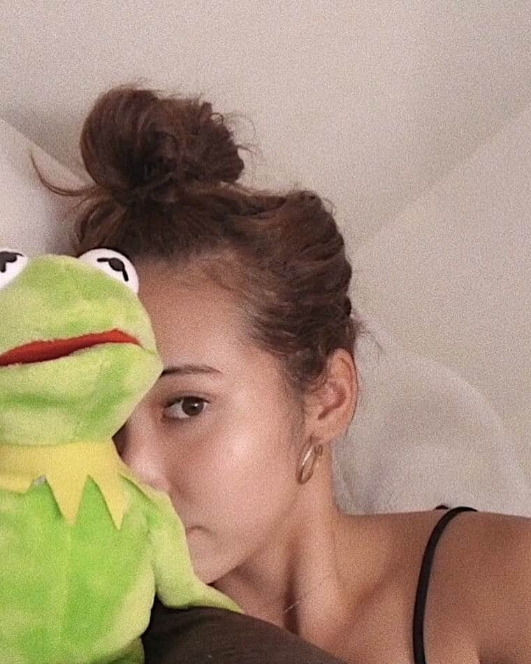 SAKURAさんのインスタグラム写真 - (SAKURAInstagram)「Good night Kermit 🐸💚💛 セブの生活あっという間だった🥺 . めっちゃ寂しいけど ここ最近は胃痛がひどく I have a stomachache. の発音が日に日に良くなっていると 先生に褒められました。笑 . 本当に沢山の人の愛情に 支えられた留学だったな🥺 DMでも短期留学について質問あったり シェアしたいこともあったり、 沢山書きたいことありすぎるヨ☺︎ またゆっくりまとめてアップしていくね . 日本に帰ったらまずは体調整えよう☺️ おやすみなさい😌🌼 . #おさく  #気持ちはめっちゃ元気です #そこら辺に居る犬も可愛かった」6月16日 1時37分 - sakura_____julia