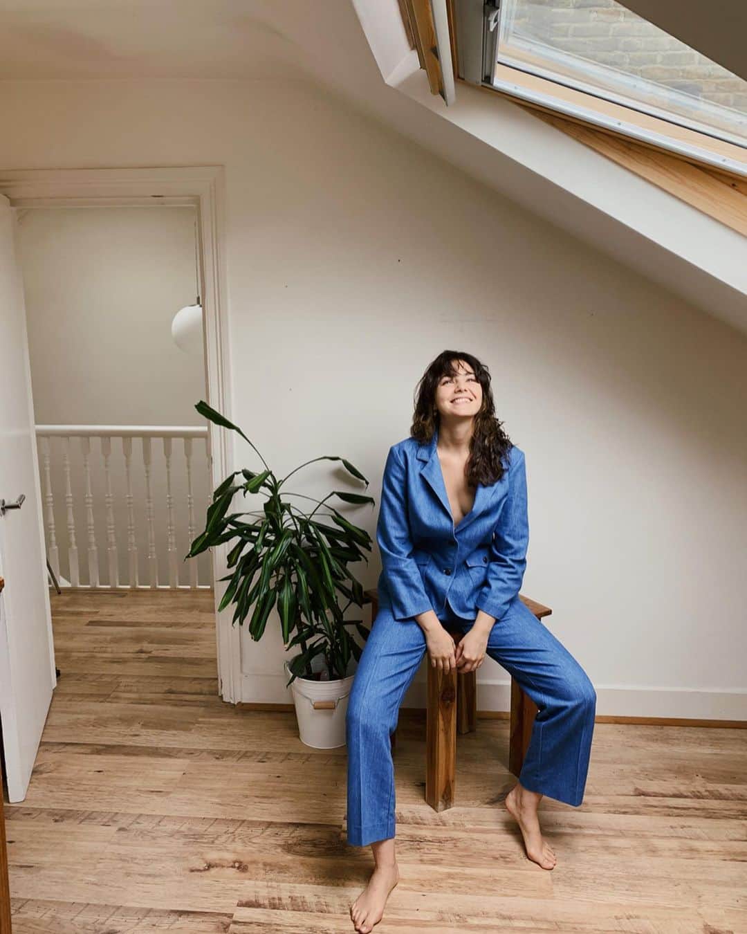 Amelia Zadroのインスタグラム：「Rearranged my house today for a ‘therapy’ session where @juliashashkina captured me losing my mind 😂🎢💙」