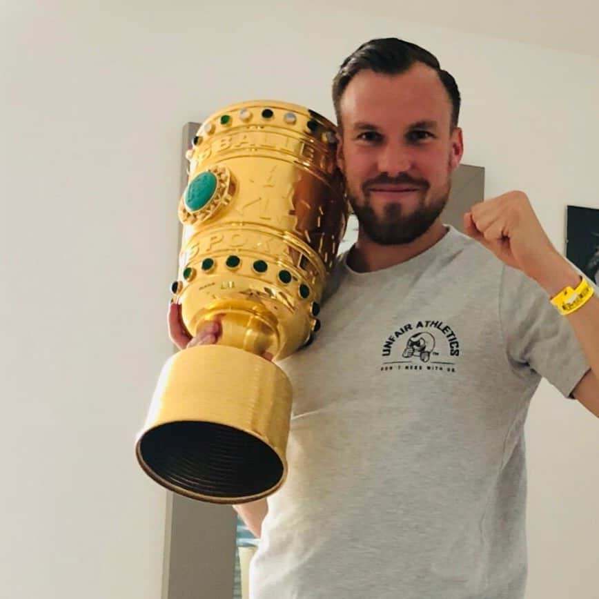 ケヴィン・グロスクロイツのインスタグラム：「Jaaaaaaaaaaaaaaaaaaaaaaaaaaaa  Ich kann es nicht fassen!!! So schließt sich der Kreis 🙏 Ich spiele nicht nur gegen Freunde , sondern gegen meine Familie ❤️ Ich werde dieses Spiel von der ersten bis zur letzten Sekunde genießen 💯👊🏻 Aber herschenken werde ich nix 😜👊🏻💪🏻 Ich freue mich auf Euch 💛 Es ist einfach nur geil 👍👍👍 #stolz #gänsehaut #ehre #danke」