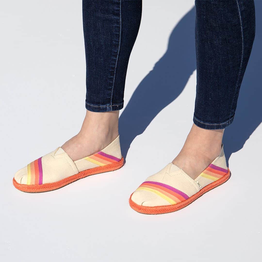 トムズシューズのインスタグラム：「Because your shoes should always shine.」