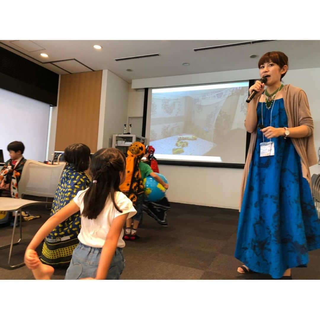 空木マイカさんのインスタグラム写真 - (空木マイカInstagram)「幸せな幸せな一日でした。カリブタンザニアイベント！午前も午後もたくさんの方にお越し頂き、何度も椅子を増設✨本当に嬉しかったです☺️ ・ 準備してたら息子が「僕が看板書くから」というので任せたら「サインします」はまさかの自分のサインで（笑）親子でサイン会しました🤓そしてZIPからはニュースアナの武田さんが来てくれました！😆 ・ 今日の写真はルププのFacebookページにたくさんアップしているので見てみてくださーい💕 ・ 次は6/30のサンハピイベントです！JICA1階のカフェクロスロードです✨シタールやタンプーラ、ハンドパンと共にタンザニアトークや、マイカの歌(😂)、フェアトレードの紅茶やコーヒーお楽しみください❤️」6月16日 1時54分 - maika_utsugi