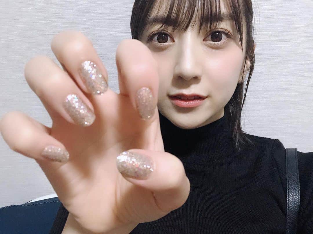 坂本麻子さんのインスタグラム写真 坂本麻子instagram ネイルは仕事で落とすの めんどくさいから 流行りのネイルシール やってみた 撮り慣れてないのはご愛嬌笑 お仕事でネイルできない人にも 大雑把な人でも 雑な私でも失敗ないから めっちゃ