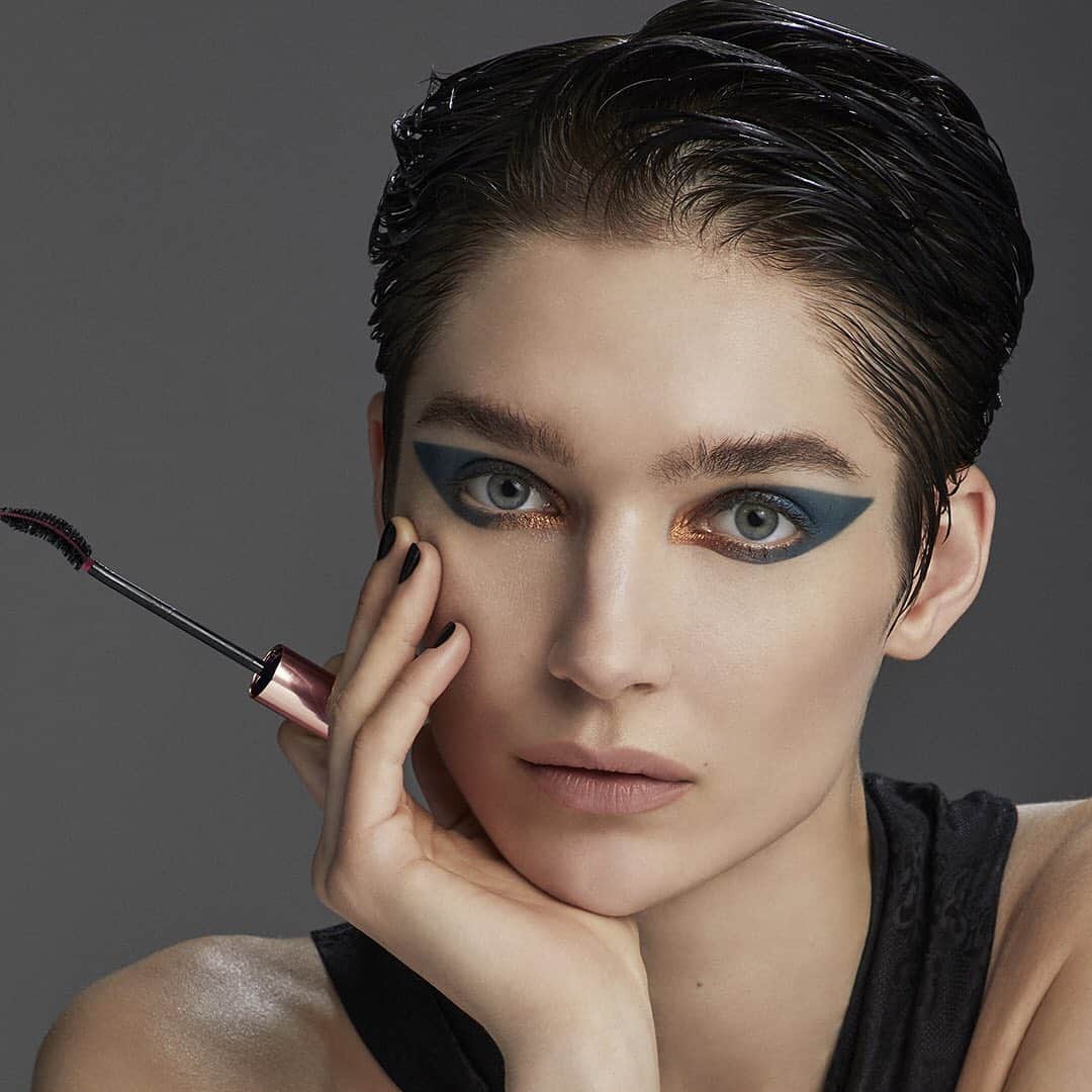 Yves Saint Laurent Beautyさんのインスタグラム写真 - (Yves Saint Laurent BeautyInstagram)「Pull them in with the fire of a feline gaze... @dunan @janicealida  @colleenrunnemakeup @tmagazine Touche Éclat All In One Glow Touche Éclat Touche Éclat Shimmer Stick in N°1 Light Gold Couture Blush in N°5 Nude Blouse Couture Variation Palette in N°2 Tuxedo The Curler Mascara in N°1 Rebellious Black Couture Brow Slim in N°5 Brun Ombre Rouge Pur Couture The Slim in N°11 Ambiguous Beige #yslbeauty #tmagazine #thecurlermascara」6月16日 2時06分 - yslbeauty