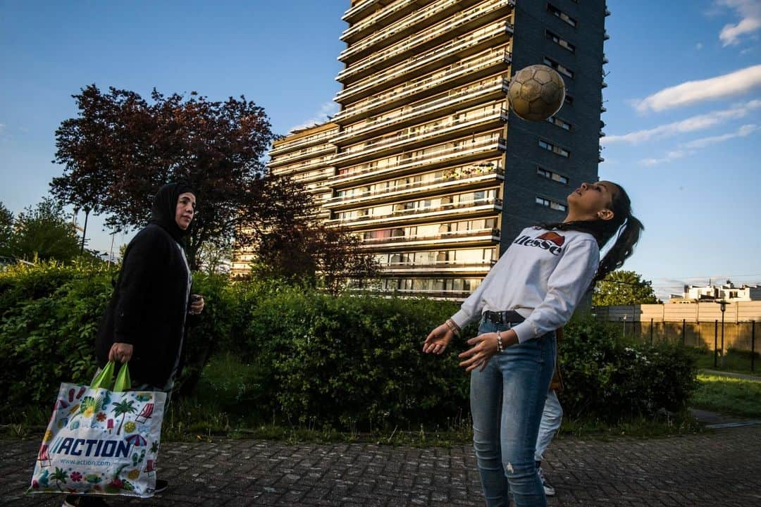 ルモンドさんのインスタグラム写真 - (ルモンドInstagram)「Molenbeek compte parmi les quartiers les plus jeunes et multiculturels de Belgique. Tristement célèbre depuis les attentats de Paris et de Bruxelles, il veut répondre au risque de stigmatisation et de repli par le dynamisme des projets qui s’y développent. Dans le club 100 % filles du RWDM Girls, ce sont par exemple pas moins de 300 jeunes joueuses qui pratiquent leur passion et leur talent pour le football. - 1 : Tiffany, Noélie, Andréa et Chérines encouragent leurs camarades lors d’un tournoi organisé par le RDWM Girls au stade Edmond Machtens. 2 : Véronique et son mari Ramzi ont cofondé le RWDM Girls. Pour eux et leurs deux filles, le club est leur seconde maison. Tous deux veillent à maintenir une atmosphère de solidarité et de bienveillance parmi les membres du club et veulent que les filles grandissent dans la conviction que tout est possible. 3 : Asmae et Yousra, deux coachs du RWDM Girls s’entraînent au freestyle. 4 : Yousra et Tiffany sortent des vestiaires pour disputer un match lors d’un tournoi organisé par le RWDM Girls, le 20 avril. 5 : A Molenbeek, les filles du RWDM Girls jouent aussi au pied des immeubles du quartier. - Photos : Johanna de Tessieres (@johannadetessieres) / Collectif Huma (@collectifhuma) - #Football #FIFAWWC」6月16日 2時07分 - lemondefr