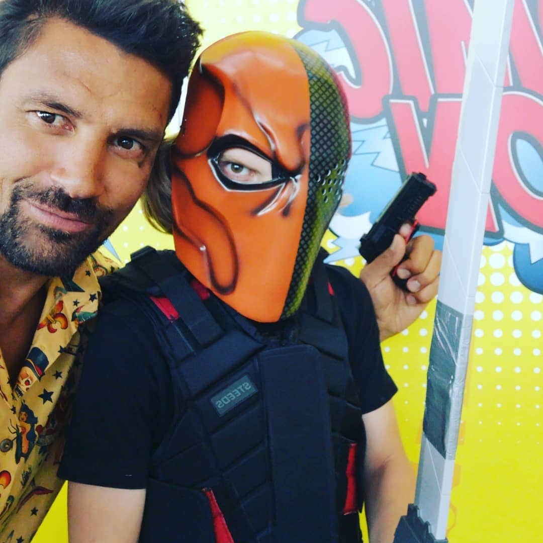 マヌー・ベネットさんのインスタグラム写真 - (マヌー・ベネットInstagram)「Got you covered Kid! This was the second time I've met this young boy in Germany. He's still rockin' his Deathstroke outfit! @germancomiccon #deathstroke #cosplayer #cosplay #arrow」6月16日 2時10分 - manubennett