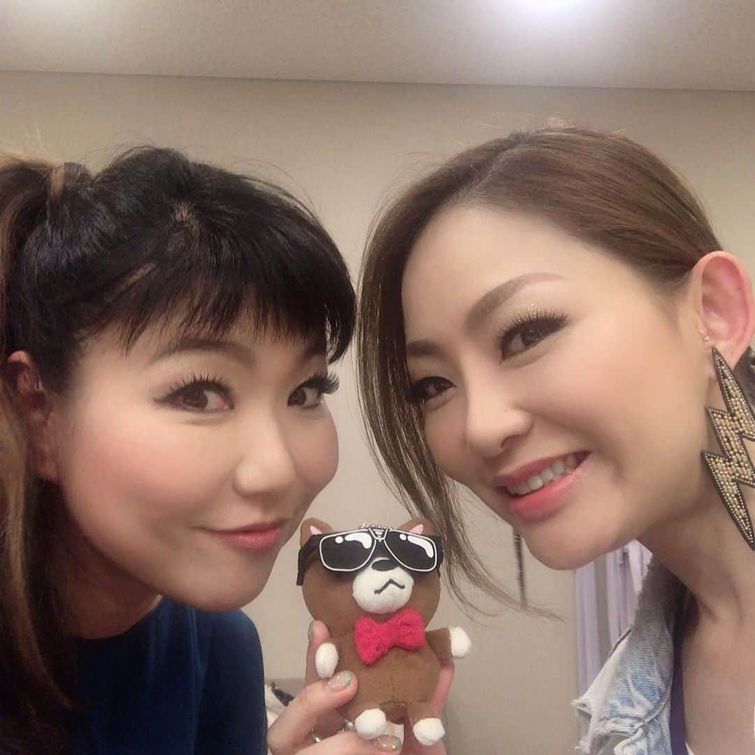 有坂美香のインスタグラム：「Days are good!!! 先日のNHKホールより #funkyflagloveparade #鈴木雅之さんのツアー再開❣️ 楽屋にて💗  #宮本美季 #有坂美香 #tourlife」