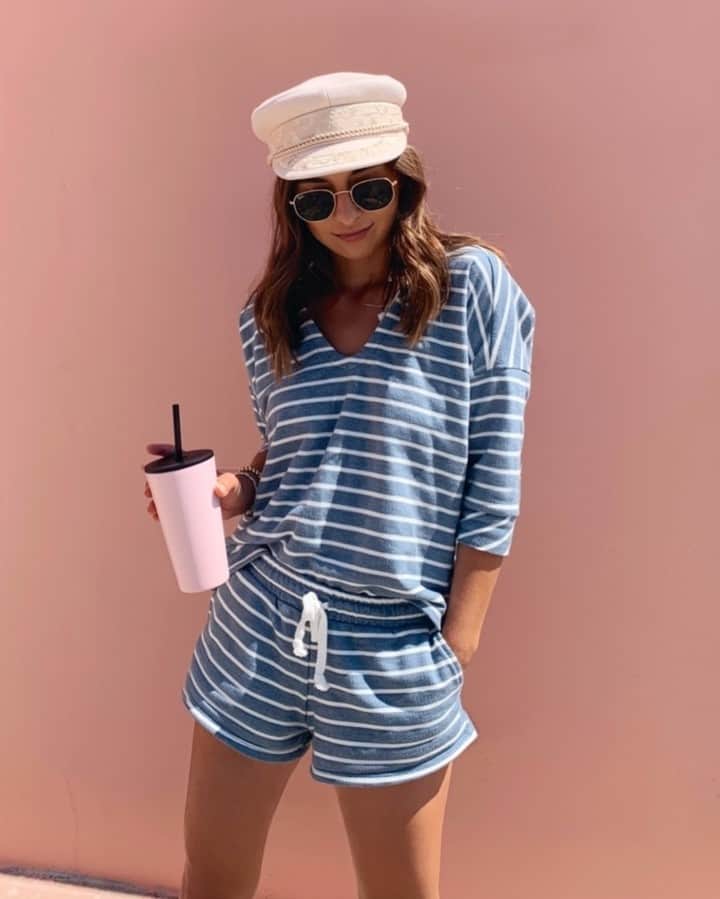 チェイサーのインスタグラム：「living in cozy clothes this weekend😍 #chaserbrand @fashionsensored」