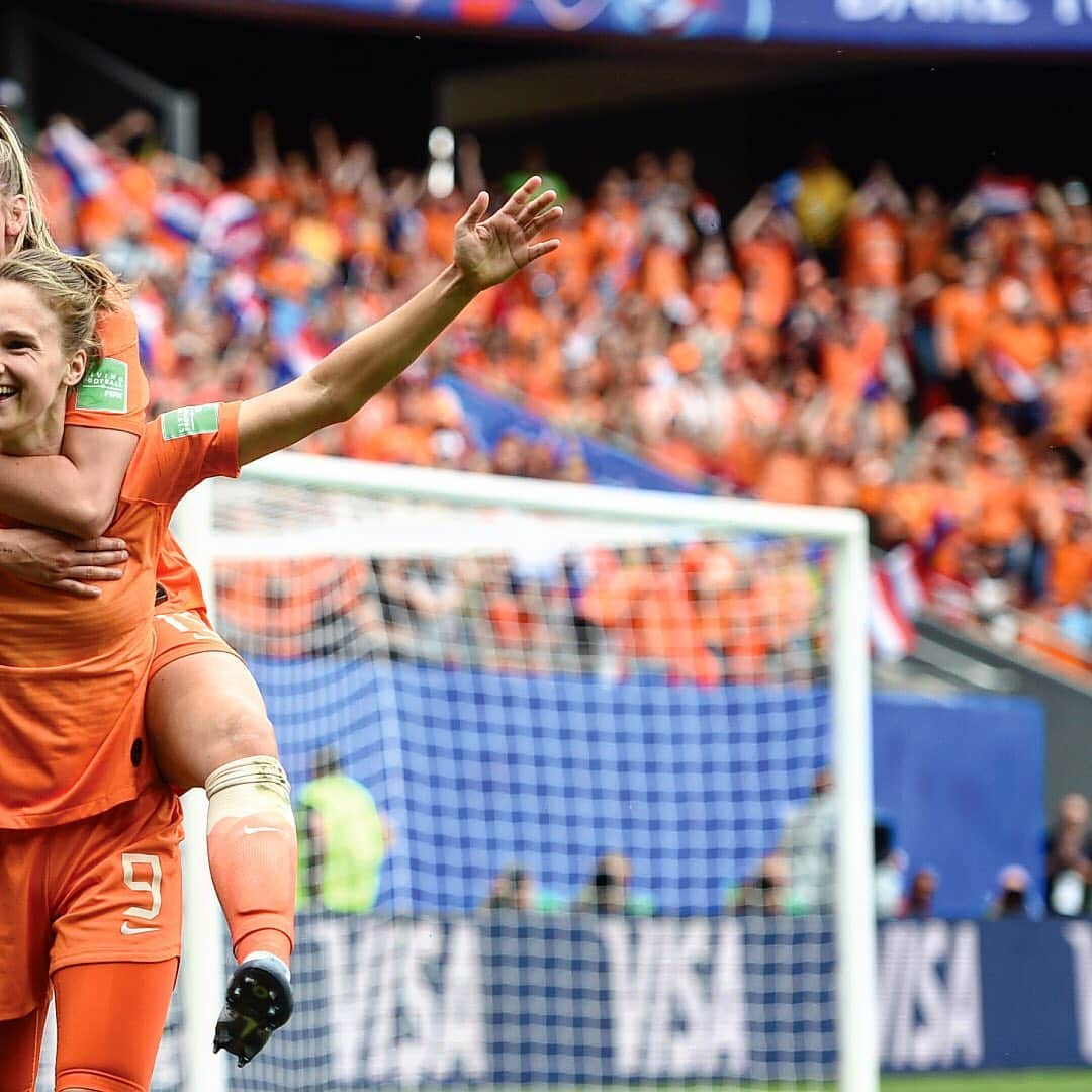 FIFAワールドカップさんのインスタグラム写真 - (FIFAワールドカップInstagram)「MIEDEMA! 🍊🔥 Vivianne Miedema becomes the all-time top scorer for 🇳🇱 @oranjeleeuwinnen (60 goals). She’s still only 22 years old 👑 . See you in the Round of 16! . #FIFAWWC #DareToShine #Netherlands #France #Valenciennes #Oranje」6月16日 2時19分 - fifaworldcup