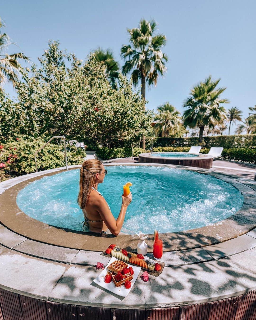 Izkizのインスタグラム：「Beautiful people, nature, culture, great cuisine and luxury hotels, Bahrain has it all! @tourismbahrain 💙 Chilling at the stunning @ritzcarltonbahrain resort #RCMemories #bahrainalwayswarmer #bahrainoursyours #AD」