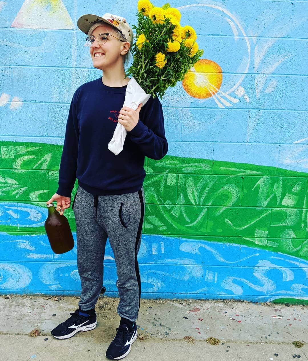 ハナー・ハートのインスタグラム：「IMMA BE THAT BINCH REAL QUICK.  Ahem.  One of my favorite things to do on the weekend is go to the farmer's market for flowers and tea. FLOWERS: 2 green, 1 yellow. ($10) can make lots of little bunches for the house. TEA: a growler of yerba mate - 1/2 ginger/lime, 1/2 morracan mint -  lasts the week!  What are your favorite weekend rituals?」