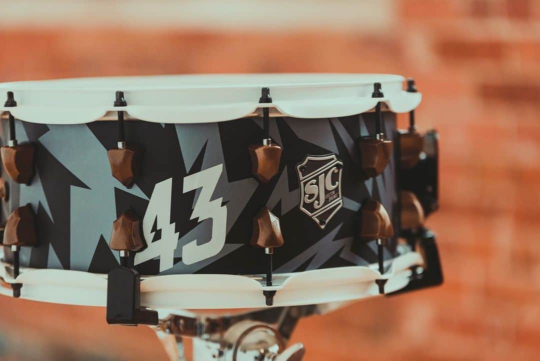 ケン・ブロックさんのインスタグラム写真 - (ケン・ブロックInstagram)「My good buddy (who also happens to be the drummer for Rancid!) @brandensteineckert is a very talented (and nice!) human. He and the folks over @SJCdrums collaborated on a new snare for his drum kit and they chose to honor not only myself, but #GymkhanaTEN, with the graphics. Awesome! It’s a mashup of my Ford Mustang Hoonicorn V2 and my Ford F-150 Hoonitruck liveries from that video (with the wheel colors from the Hoonitruck and Hoonicorn being used for the snare hardware). I love seeing this kind of detail and passion about the projects that I do. Partially because they take a lot of detail and passion from myself to bring them to life, but also because it means myself and my team did a good job of communicating that across to people like you, the (friends and) fans! Thanks for the honor, Branden! Now I need to come hear it play! #SJCdrums」6月16日 2時52分 - kblock43