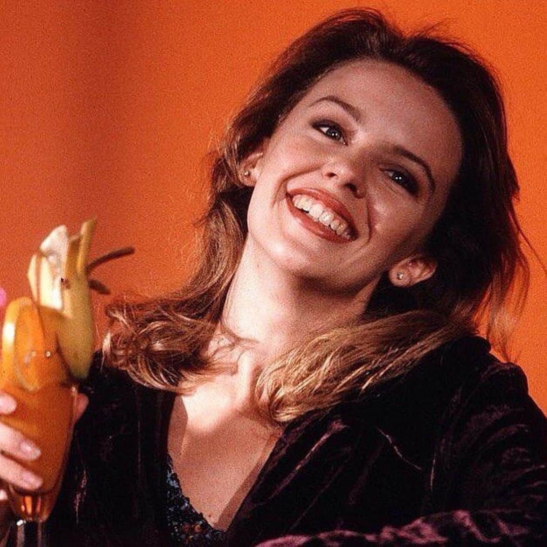 カイリー・ミノーグさんのインスタグラム写真 - (カイリー・ミノーグInstagram)「Oh HEY!!!! 🍹#Repost @thekylieeffect ・・・ Cheers to the weekend, #Lovers! 💕 #kylieminogue #stepbackintime #enjoyyourself #80s #weekend #popprecisionsince1987」6月16日 2時48分 - kylieminogue