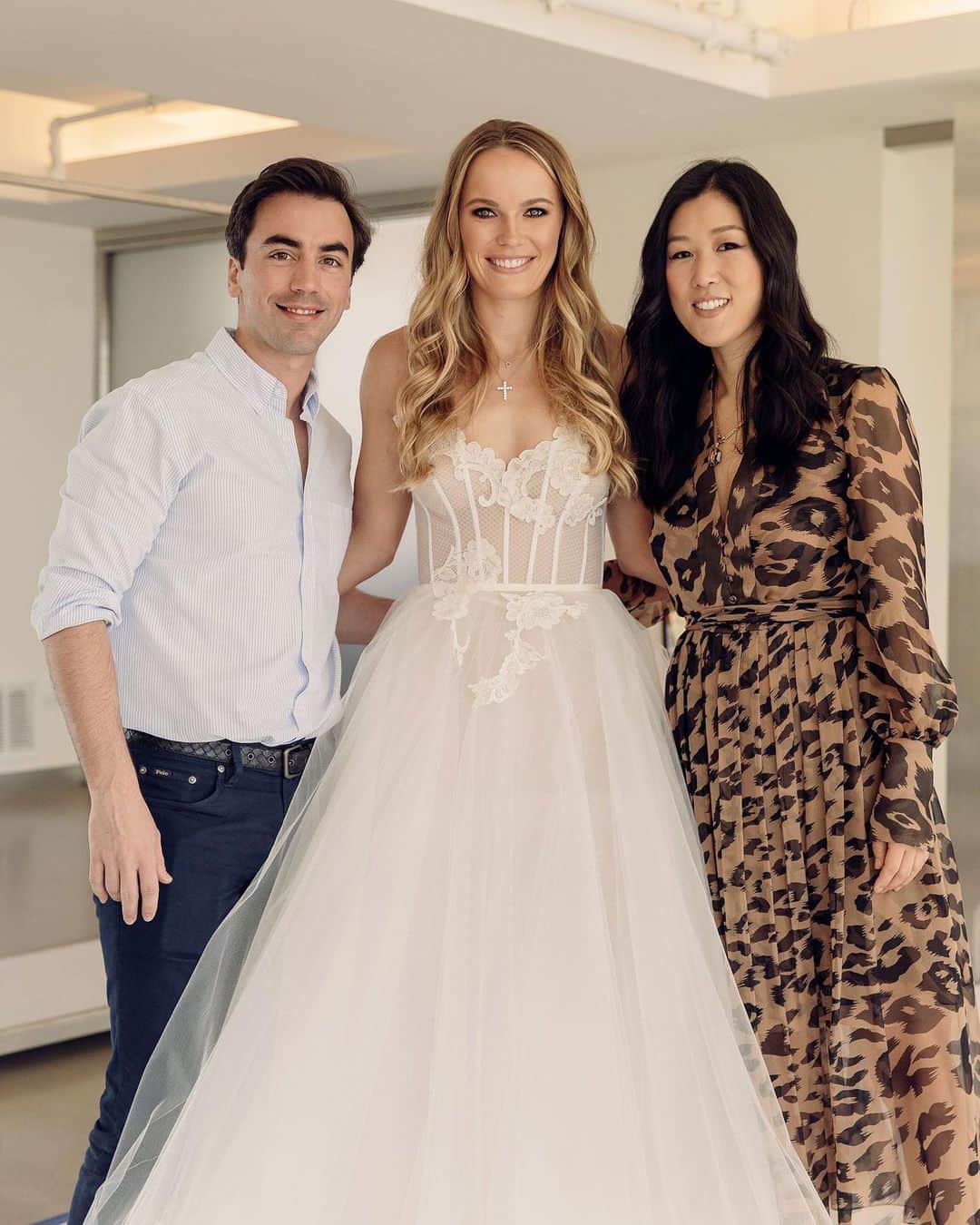Vogue Runwayさんのインスタグラム写真 - (Vogue RunwayInstagram)「@carowozniacki's custom-ordered @oscardelarenta fern and floral lace embroidered gown included a classic cathedral length tulle veil. Tap the link in our bio to see more from her wedding dress fitting. Photographed by @davidurbanke」6月16日 2時50分 - voguerunway