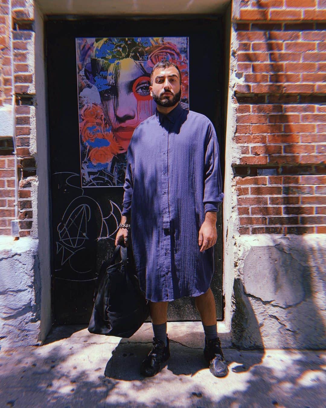 オーク ニューヨークのインスタグラム：「@styledbyalexander in the Giant Shirt and carrying Hancock Travel Tote」