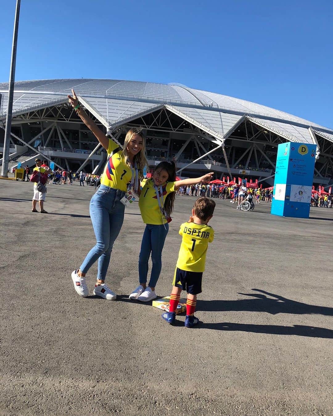 ジェシカ・スターリングのインスタグラム：「HACE UN AÑO VIVIENDO UNA DE LAS EXPERIENCIAS MAS INOLVIDABLES DE NUESTRAS VIDAS  #rusia2018 🇨🇴💛💙❤️ Apoyo total  siempre a nuestra selección Colombia」