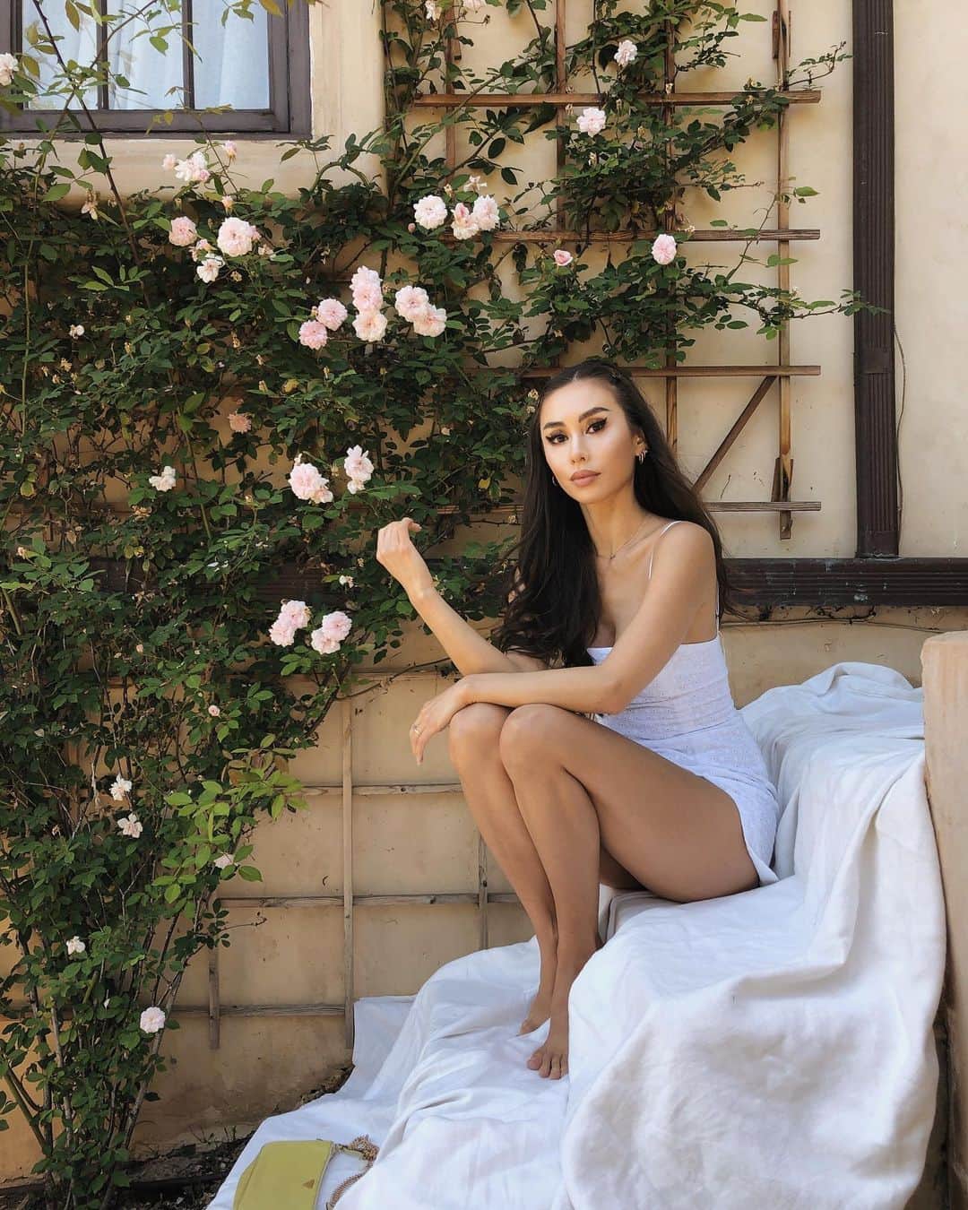 ルミ・ニーリーのインスタグラム：「My very own Cecile Brunner climbing roses 💗」