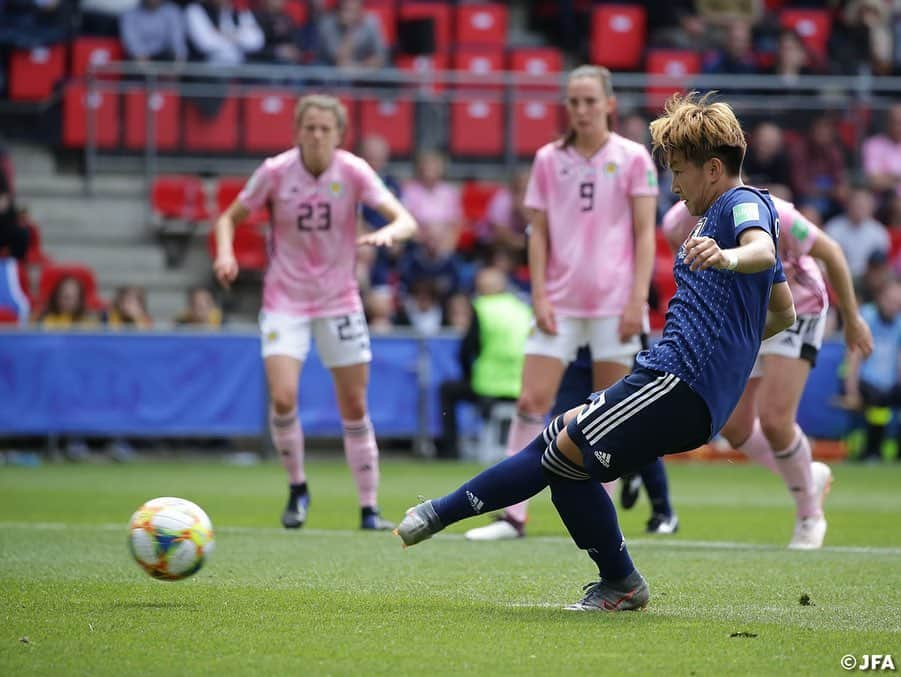 日本サッカー協会さんのインスタグラム写真 - (日本サッカー協会Instagram)「📸MATCH PHOTO ・ 前半37分、#菅澤優衣香 選手がPKを獲得し、追加点！⚽️🥅✨ ・ FIFA女子ワールドカップフランス2019 📅6/14 日本時間22:00キックオフ 📍Roazhon Park #なでしこジャパン 🇯🇵 2-1 🏴󠁧󠁢󠁳󠁣󠁴󠁿スコットランド ⚽️23分 #岩渕真奈 ⚽️37分 #菅澤優衣香 ・ ✍️JFA.jpでは、活動レポートを掲載中！ ・ ＜FIFA女子ワールドカップフランス2019＞ なでしこジャパン🇯🇵試合日程  6/10 25:00｜0-0アルゼンチン🇦🇷 6/14 22:00｜2-1 スコットランド🏴󠁧󠁢󠁳󠁣󠁴󠁿 6/20 04:00｜vsイングランド🏴󠁧󠁢󠁥󠁮󠁧󠁿 📺フジテレビ系列、NHK BS、J SPORTSで生中継！ ・ #nadeshiko #世界のなでしこ #なでしこジャパン#FIFAWWC」6月16日 3時19分 - japanfootballassociation