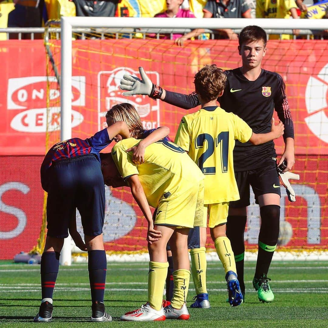 LFPさんのインスタグラム写真 - (LFPInstagram)「Friends with different shirt! 💯 • #Friends #Villarreal #Barcelona #LaLigaPromises #Fairplay #LaLiga」6月16日 3時14分 - laliga