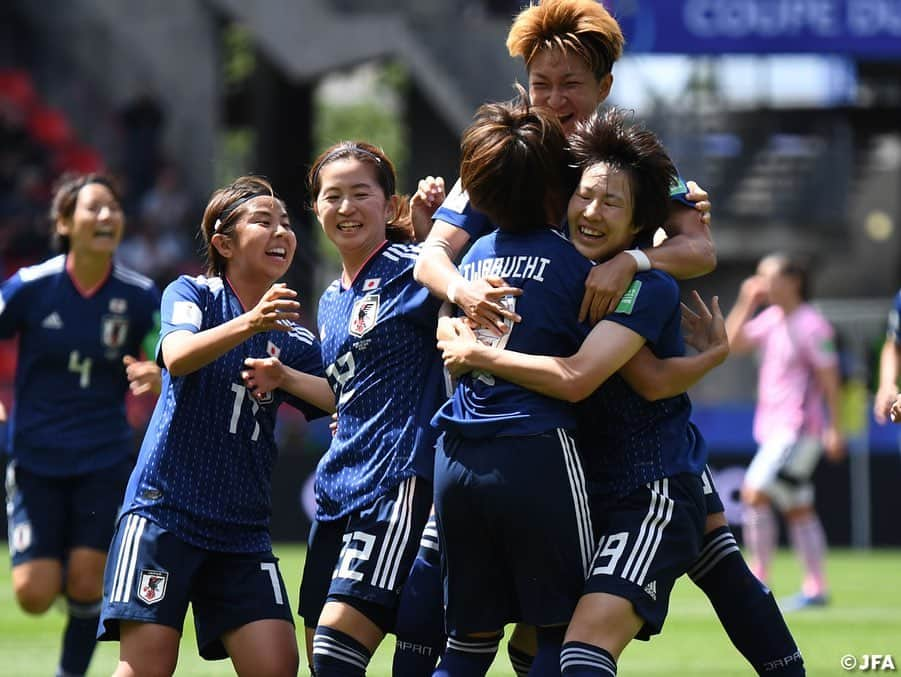 日本サッカー協会さんのインスタグラム写真 - (日本サッカー協会Instagram)「📸MATCH PHOTO ・ 前半23分、#岩渕真奈 選手のゴールに沸く#なでしこジャパン 🇯🇵🙌✨ ・ FIFA女子ワールドカップフランス2019 📅6/14 日本時間22:00キックオフ 📍Roazhon Park #なでしこジャパン 🇯🇵 2-1 🏴󠁧󠁢󠁳󠁣󠁴󠁿スコットランド ⚽️23分 #岩渕真奈 ⚽️37分 #菅澤優衣香 ・ ✍️JFA.jpでは、活動レポートを掲載中！ ・ ＜FIFA女子ワールドカップフランス2019＞ なでしこジャパン🇯🇵試合日程  6/10 25:00｜0-0アルゼンチン🇦🇷 6/14 22:00｜2-1 スコットランド🏴󠁧󠁢󠁳󠁣󠁴󠁿 6/20 04:00｜vsイングランド🏴󠁧󠁢󠁥󠁮󠁧󠁿 📺フジテレビ系列、NHK BS、J SPORTSで生中継！ ・ #nadeshiko #世界のなでしこ #なでしこジャパン#FIFAWWC」6月16日 3時15分 - japanfootballassociation