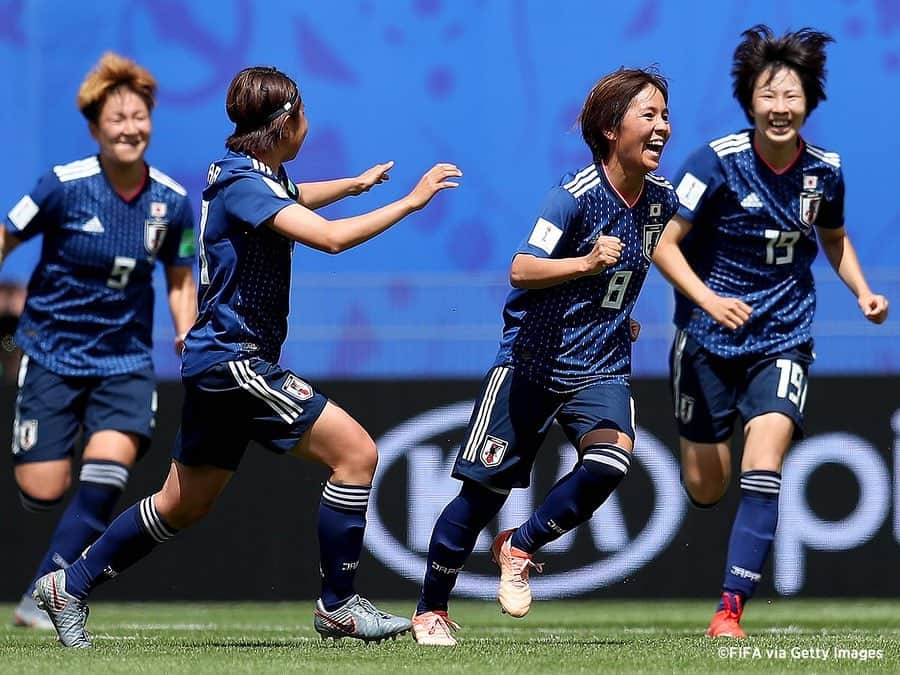 日本サッカー協会さんのインスタグラム写真 - (日本サッカー協会Instagram)「📸MATCH PHOTO ・ 前半23分、#岩渕真奈 選手のゴールに沸く#なでしこジャパン 🇯🇵🙌✨ ・ FIFA女子ワールドカップフランス2019 📅6/14 日本時間22:00キックオフ 📍Roazhon Park #なでしこジャパン 🇯🇵 2-1 🏴󠁧󠁢󠁳󠁣󠁴󠁿スコットランド ⚽️23分 #岩渕真奈 ⚽️37分 #菅澤優衣香 ・ ✍️JFA.jpでは、活動レポートを掲載中！ ・ ＜FIFA女子ワールドカップフランス2019＞ なでしこジャパン🇯🇵試合日程  6/10 25:00｜0-0アルゼンチン🇦🇷 6/14 22:00｜2-1 スコットランド🏴󠁧󠁢󠁳󠁣󠁴󠁿 6/20 04:00｜vsイングランド🏴󠁧󠁢󠁥󠁮󠁧󠁿 📺フジテレビ系列、NHK BS、J SPORTSで生中継！ ・ #nadeshiko #世界のなでしこ #なでしこジャパン#FIFAWWC」6月16日 3時15分 - japanfootballassociation