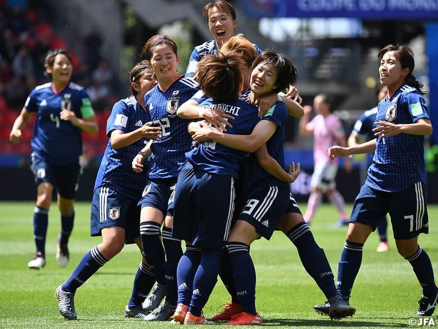 日本サッカー協会さんのインスタグラム写真 - (日本サッカー協会Instagram)「📸MATCH PHOTO ・ 前半23分、#岩渕真奈 選手のゴールに沸く#なでしこジャパン 🇯🇵🙌✨ ・ FIFA女子ワールドカップフランス2019 📅6/14 日本時間22:00キックオフ 📍Roazhon Park #なでしこジャパン 🇯🇵 2-1 🏴󠁧󠁢󠁳󠁣󠁴󠁿スコットランド ⚽️23分 #岩渕真奈 ⚽️37分 #菅澤優衣香 ・ ✍️JFA.jpでは、活動レポートを掲載中！ ・ ＜FIFA女子ワールドカップフランス2019＞ なでしこジャパン🇯🇵試合日程  6/10 25:00｜0-0アルゼンチン🇦🇷 6/14 22:00｜2-1 スコットランド🏴󠁧󠁢󠁳󠁣󠁴󠁿 6/20 04:00｜vsイングランド🏴󠁧󠁢󠁥󠁮󠁧󠁿 📺フジテレビ系列、NHK BS、J SPORTSで生中継！ ・ #nadeshiko #世界のなでしこ #なでしこジャパン#FIFAWWC」6月16日 3時15分 - japanfootballassociation