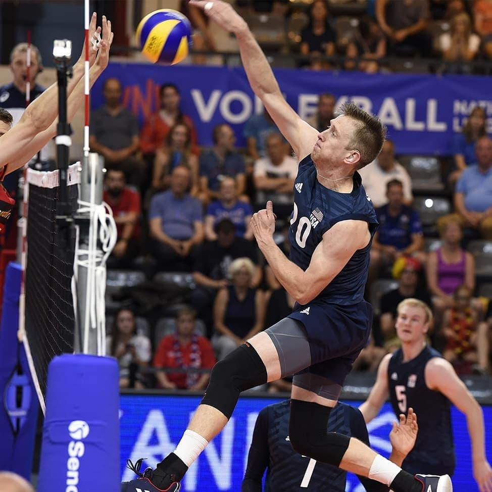 USA Volleyballさんのインスタグラム写真 - (USA VolleyballInstagram)「📣WOOHOO! The U.S. Men 🇺🇸 beat Germany 🇩🇪, 25-22, 21-25, 25-19, 25-20 on Saturday at #VNL to improve to 4-4.」6月16日 3時17分 - usavolleyball