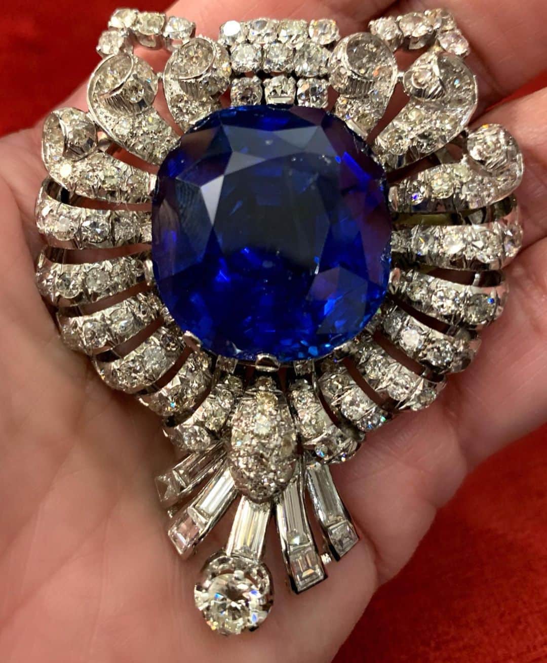 ジェニファー・ティリーさんのインスタグラム写真 - (ジェニファー・ティリーInstagram)「Mughals & Maharajahs: an afternoon at #Christies, swooning over the gorgeous jewelry of the #althanicollection. #pearls, #rubies #emeralds #sapphires #diamonds #Indianjewelry」6月16日 3時24分 - jennifertilly
