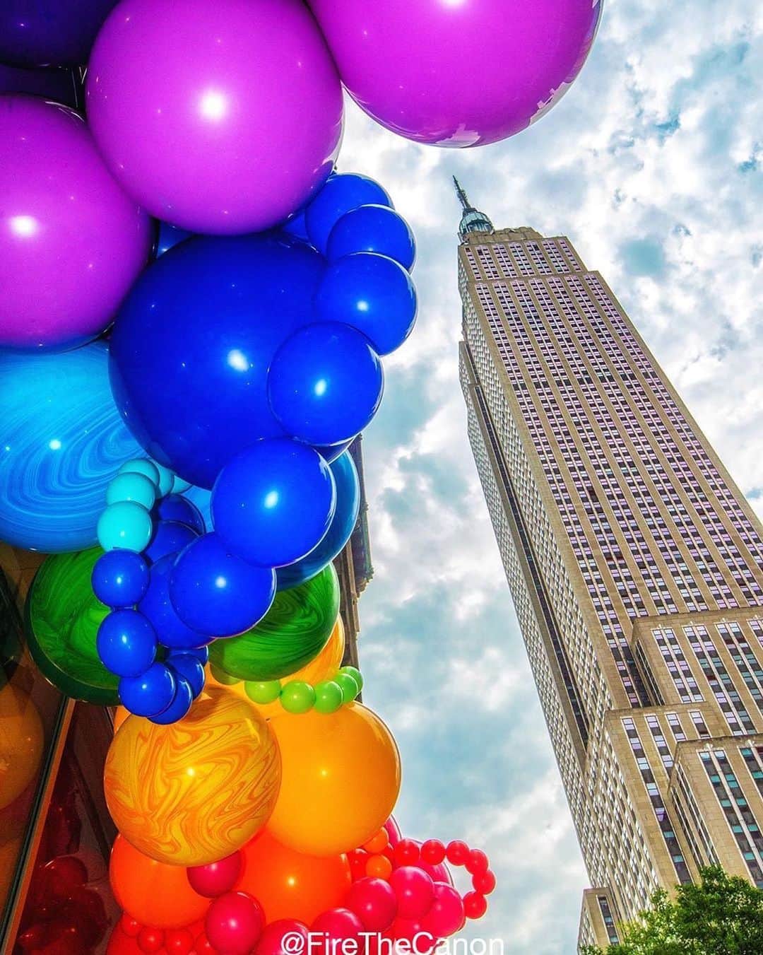 Empire State Buildingさんのインスタグラム写真 - (Empire State BuildingInstagram)「Tag someone who loves summer! 🎈 . 📷: @firethecanon, @badassballoonco #EmpireStateBuilding」6月16日 3時36分 - empirestatebldg
