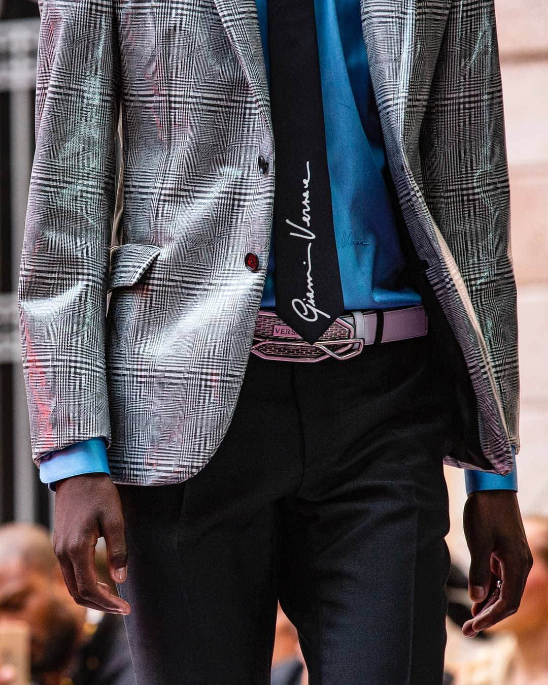 ジャンニヴェルサーチさんのインスタグラム写真 - (ジャンニヴェルサーチInstagram)「Classic tailoring is paired with silk ties boasting Gianni Versace’s handwritten signature and belt buckles inspired by car details. Watch the show at the link in bio. #VersaceSS20 #MFW」6月16日 9時02分 - versace