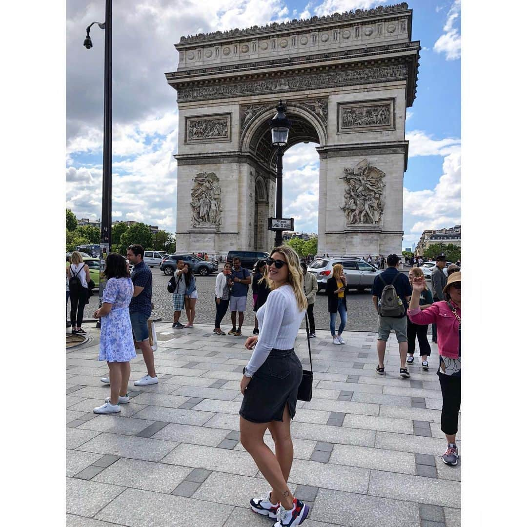 マチルド・グロさんのインスタグラム写真 - (マチルド・グロInstagram)「Like a touriste in the city for one day 👀 - Paris 📍 • Always in love about my adidas shoes 😍 • #weekend #dayoff #relax #relaxday #paris #niceday #goodtime #pleasure」6月16日 3時45分 - gros_mathilde