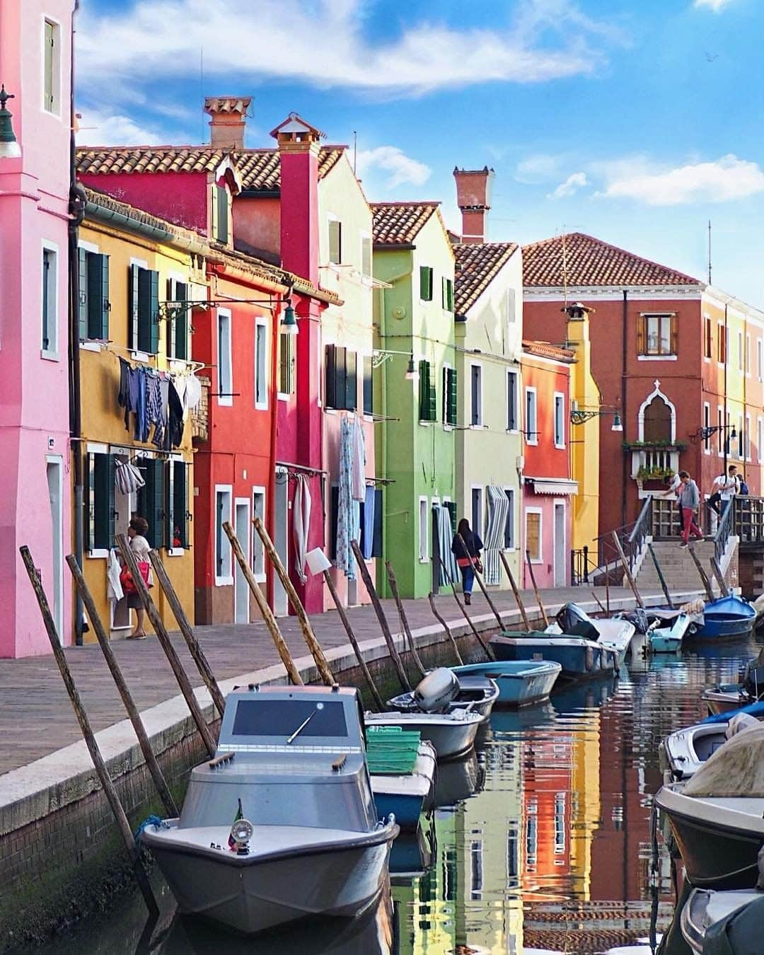 Travel + Leisureさんのインスタグラム写真 - (Travel + LeisureInstagram)「It’s easy to spot the Venetian island of Burano from the sea! These jewel-colored homes act like a beacon. Get our full list of the most colorful cities on earth at the link in bio! #tlpicks courtesy of @civilking」6月16日 3時45分 - travelandleisure