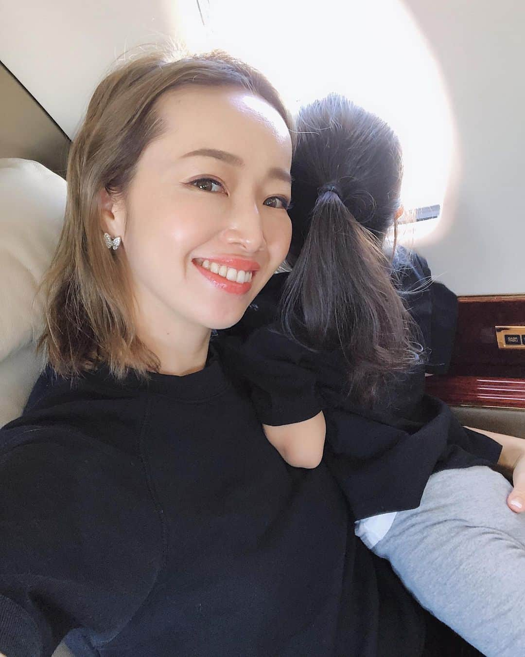 翁安芸さんのインスタグラム写真 - (翁安芸Instagram)「飛行機で外を眺めて「くもーくもー☁️ 」と喜んでいます☁️☁️☁️ 機内にラドローのハンバーガーバッグ🍔とフィジーウォーターを自分と娘用に💗 #inflight #losangeles to #Aspen #momanddaughter #summerbreak2019」6月16日 3時53分 - akinyc