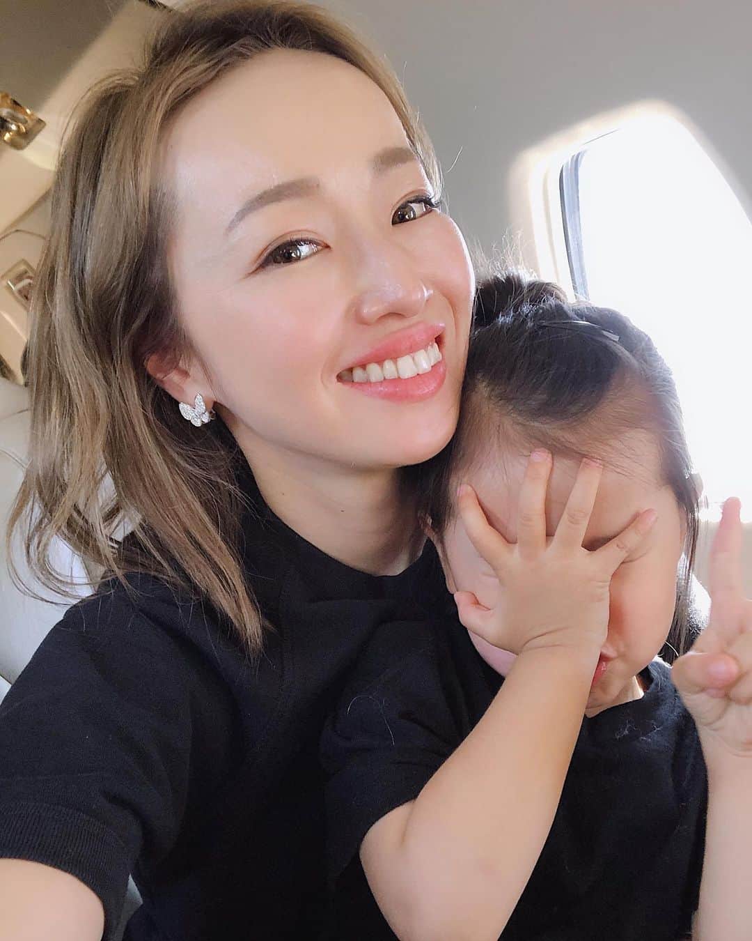 翁安芸さんのインスタグラム写真 - (翁安芸Instagram)「飛行機で外を眺めて「くもーくもー☁️ 」と喜んでいます☁️☁️☁️ 機内にラドローのハンバーガーバッグ🍔とフィジーウォーターを自分と娘用に💗 #inflight #losangeles to #Aspen #momanddaughter #summerbreak2019」6月16日 3時53分 - akinyc