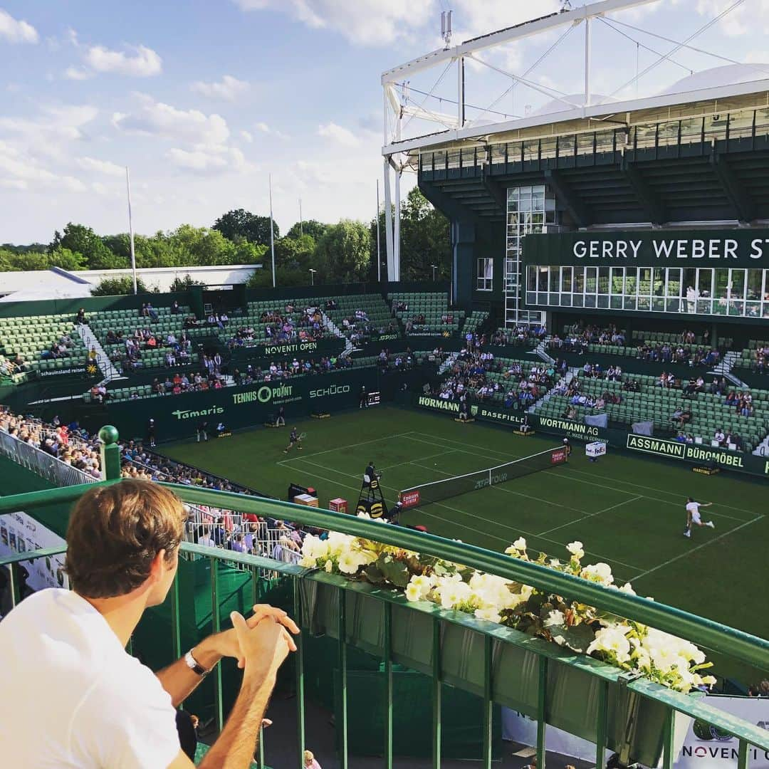 ロジャー・フェデラーさんのインスタグラム写真 - (ロジャー・フェデラーInstagram)「🌱 court 🎾 + ☀️=Summer Vibes 😎」6月16日 3時54分 - rogerfederer