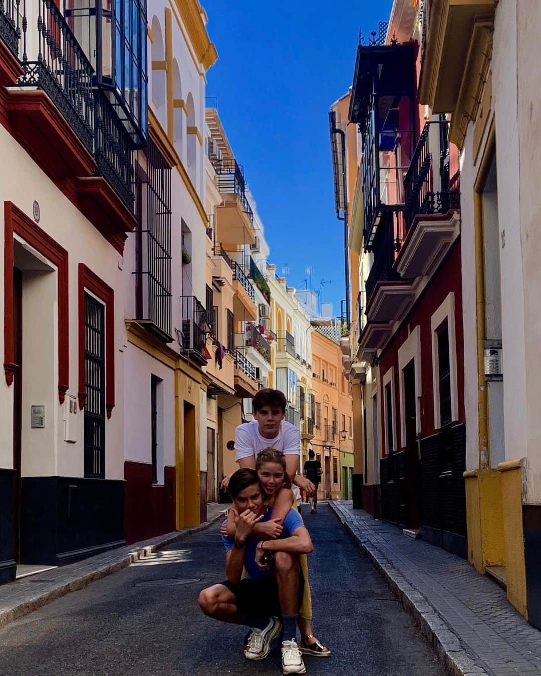 ヴィクトリアベッカムさんのインスタグラム写真 - (ヴィクトリアベッカムInstagram)「We LOVE Seville!! X hanging out with our babies xx kisses @romeobeckham @cruzbeckham #harperseven 🇪🇸」6月16日 3時52分 - victoriabeckham