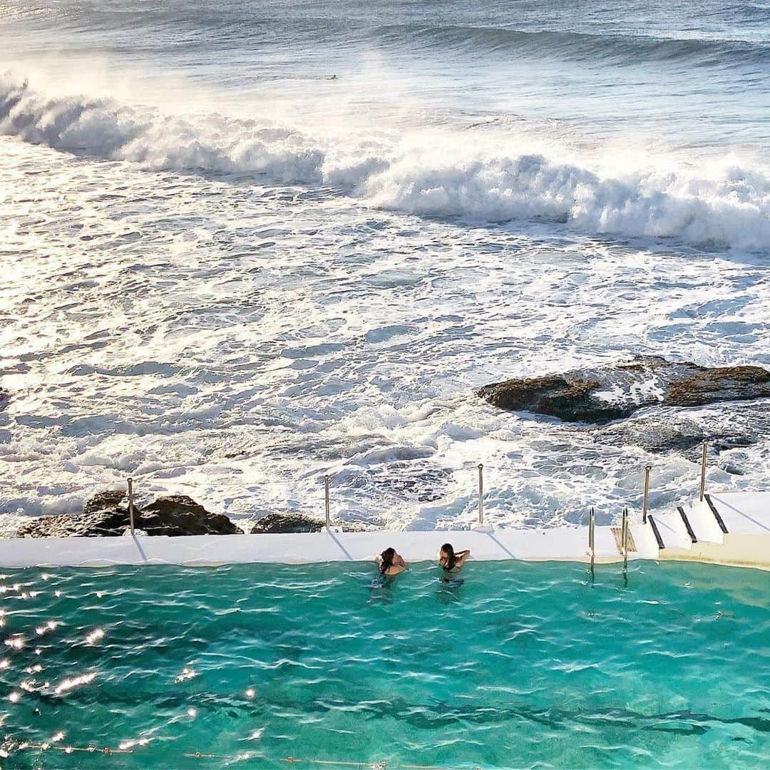 Australiaさんのインスタグラム写真 - (AustraliaInstagram)「“Ocean or pool?” Lucky for these swimmers, they can have both at @VisitBondiBeach. 🙌🏻 @blackorange10 spotted this duo enjoying a Sunday swim at @icebergsclub, which is possibly @sydney’s most Instagrammed pool. For a small fee, you can opt for a serious workout in the lap pool or just enjoy the view and splash about in the adjacent kiddie pool. Dry off in the sauna afterwards, then treat yourself to a refreshing drink and perhaps the seafood platter at the bistro above the pool. 😋 TIP: The pool closes on Thursdays for cleaning, but you can simply walk over for a swim at the #beach instead if you rock up to an empty pool.  #seeaustralia #newsouthwales #ilovesydney #sydneylocal #travel #bondibeach」6月16日 4時00分 - australia