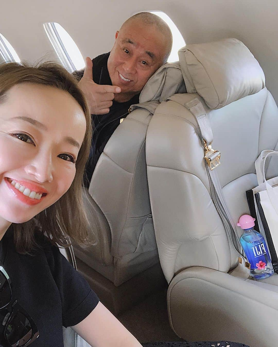 翁安芸さんのインスタグラム写真 - (翁安芸Instagram)「👩‍👧📷 by @therealnobu ☁️✈︎☁️ #momanddaughter #inflight #losangeles to #aspen #summerbreak」6月16日 4時05分 - akinyc